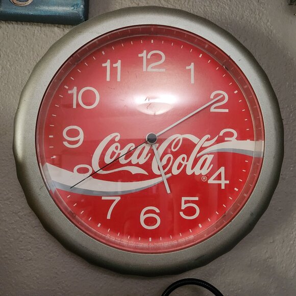 Vintage Coca-Cola Red Plastic Retro 11 inch Battery Powered Clock XZKMW - Picture 1 of 6